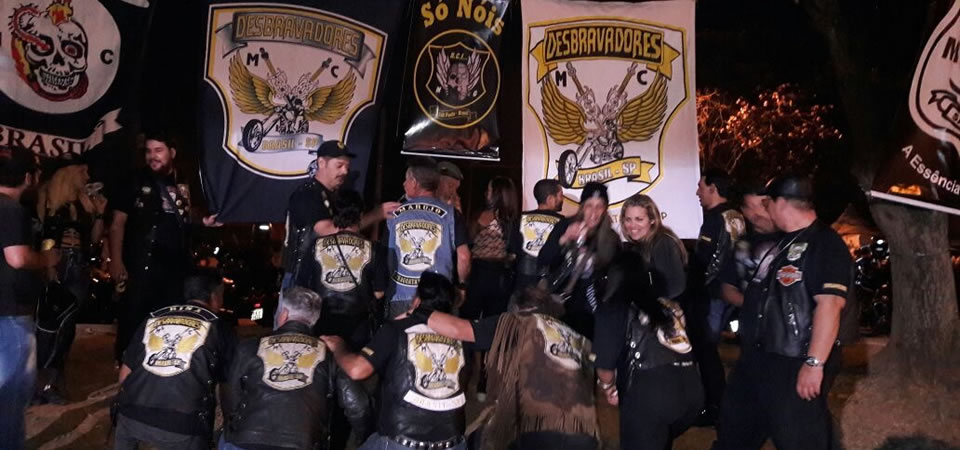 Integrantes dos Desbravadores Moto Clube em encontro